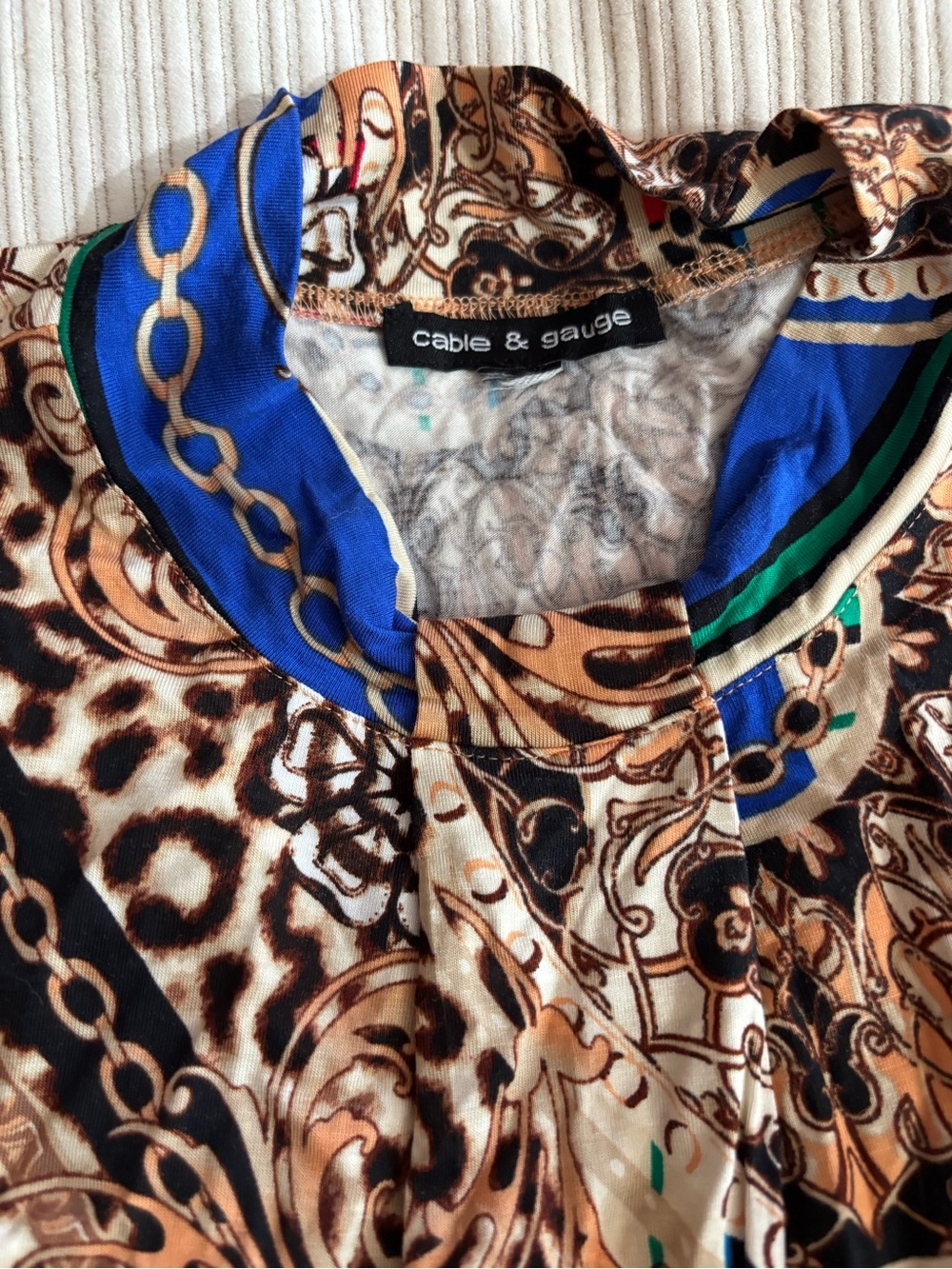 Patterned top with label - Picture 2 of 2